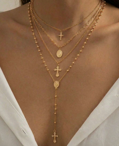 Áurea | Set de 4 collares dorados con cruces y medallas.